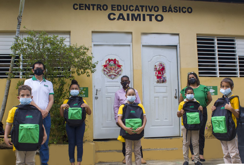 Industrias San Miguel entrega kits escolares a niños del Caimito.