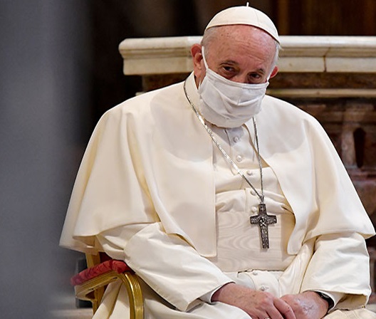 El papa Francisco se vacuna contra el coronavirus.