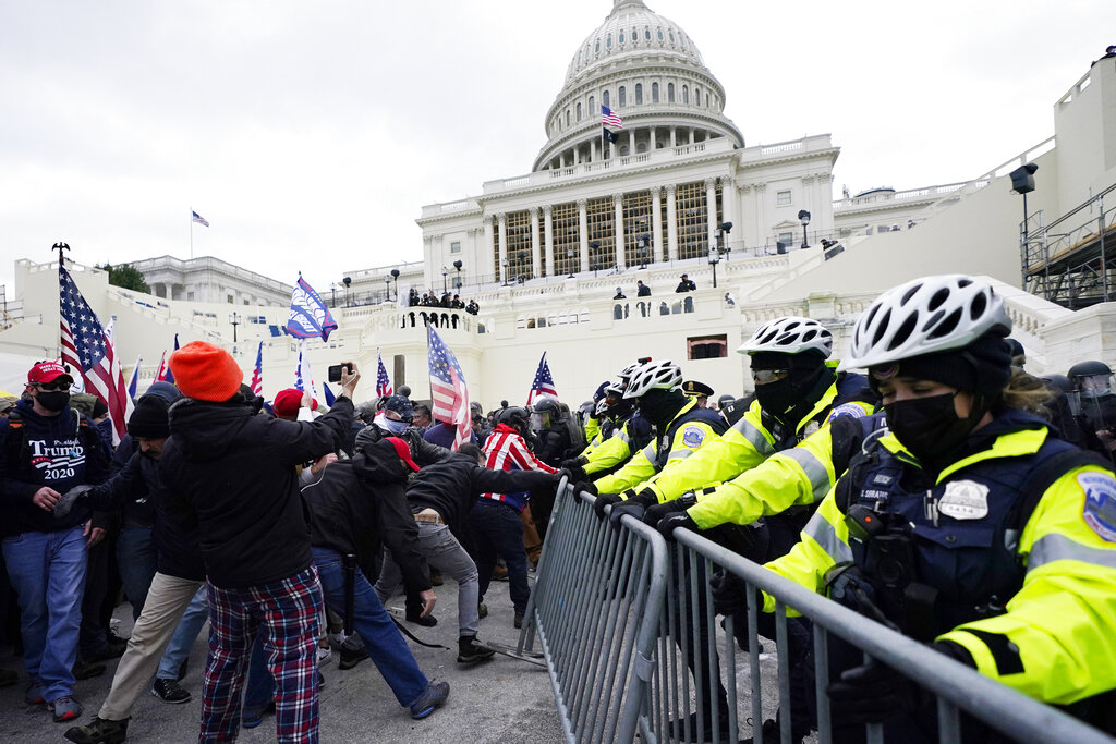 Detienen 15 personas encabezaron disturbios en el Capitolio.