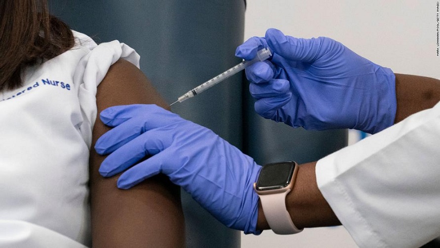 Sociedades médicas piden dominicanos vacunarse contra el coronavirus.
