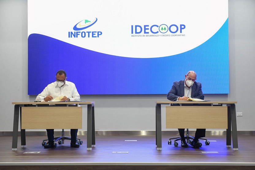 Directores INFOTEP e IDECOOP suscriben acuerdo.
