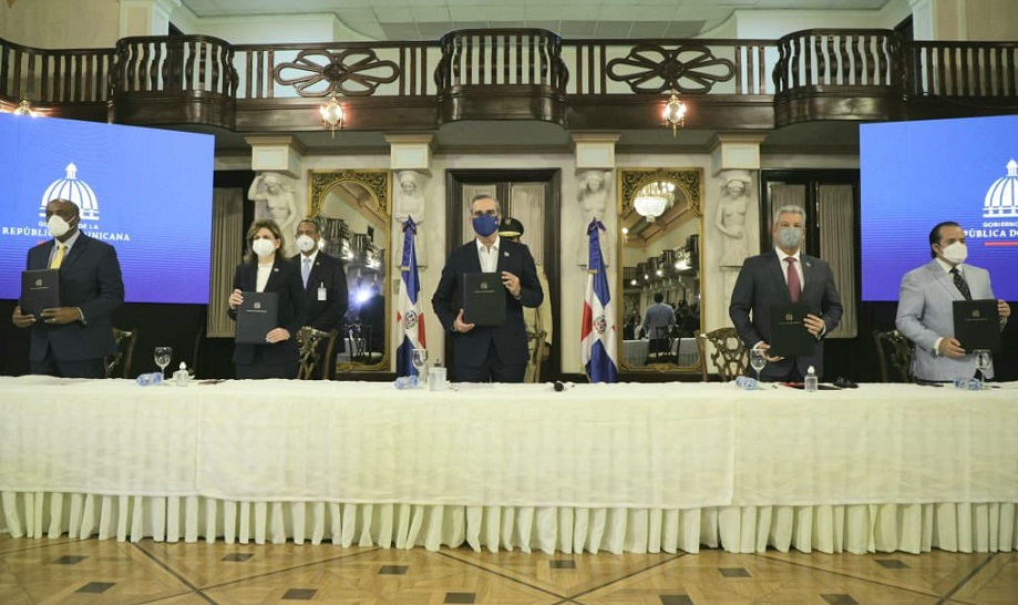 Presidente Abinader encabeza firma pacto eléctrico.