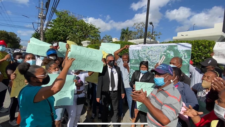 Vecinos La Javilla Cruz Grande protestan frente Jurisdicción Inmobiliaria.
