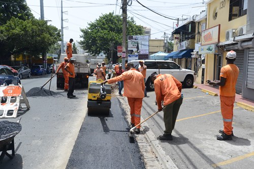 Empleados Obras Públicas acondicionan calle.