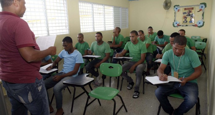 Privados de libertad reciben docencia en cárceles dominicanas.