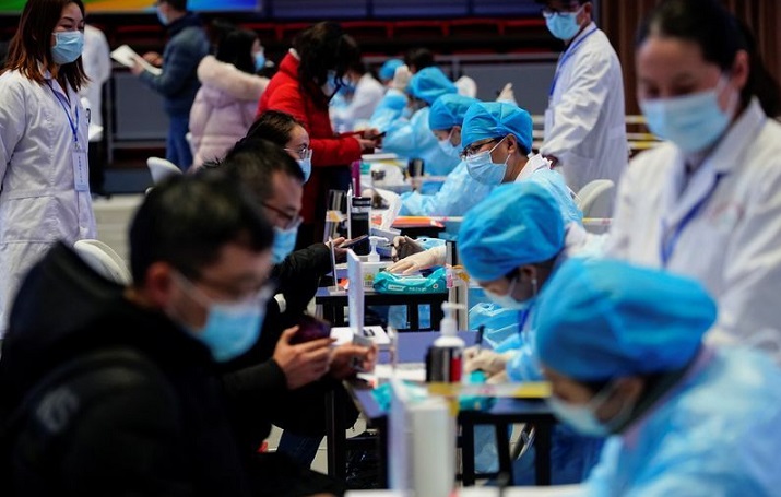 Foto de archivo ilustrativa de un grupo de personas rellenando formularios antes de recibir la vacuna contra el coronavirus en Shanghai Ene 19, 2021. REUTERS/Aly Song