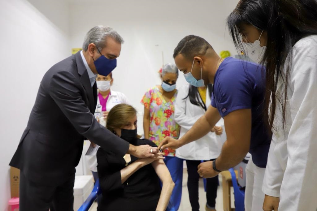 El presidente Abinader observa proceso de vacunación de su madre Doña Sula. (Fuente: Presidencia)