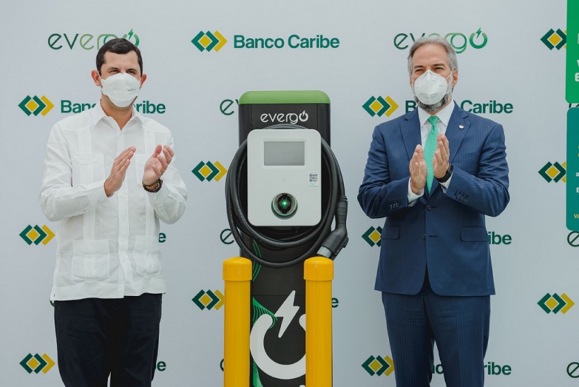 Banco Caribe inaugura primera estación de carga para vehículos eléctricos.
