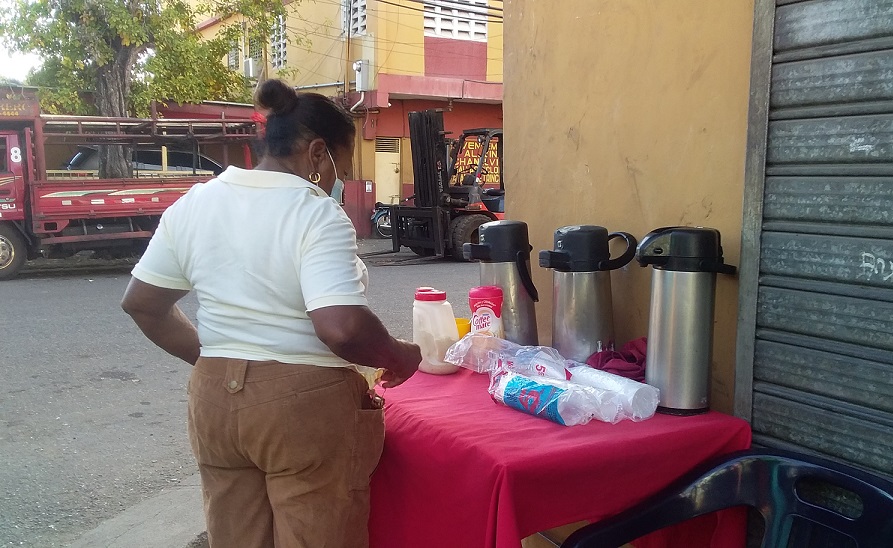 Doña Celeste vende café para ganarse la vida.