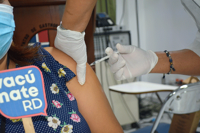 Personal de salud dominicanos recibe vacuna COVID-19.