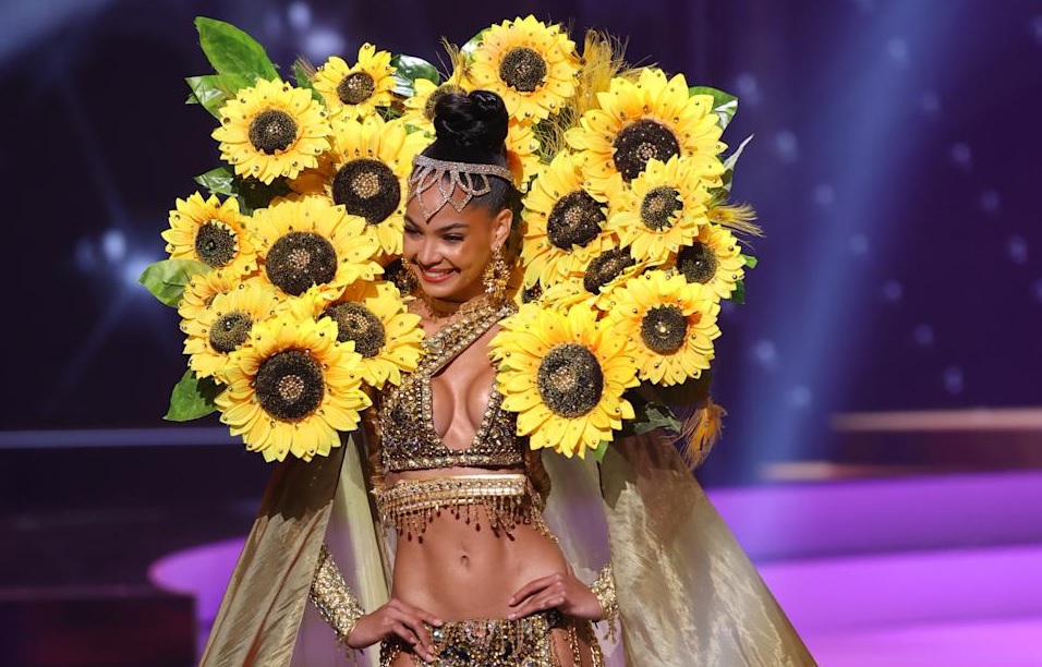 El show de Miss Universo con los trajes nacionales modelo de RD se destaca