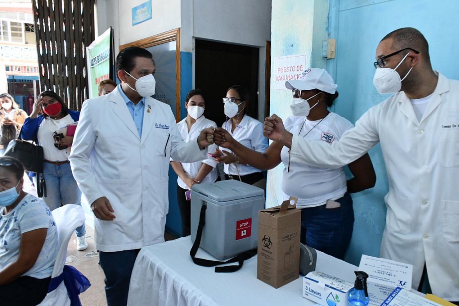 Daniel Rivera supervisa jornada de vacunación en Barahona.