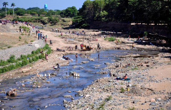 Haitianos cruzan río Masacre.