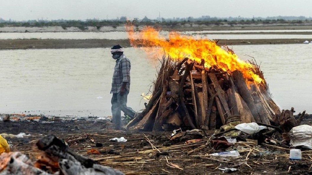 Muchas víctimas mortales del coronavirus son incineradas a lo largo del Ganges en Uttar Pradesh.