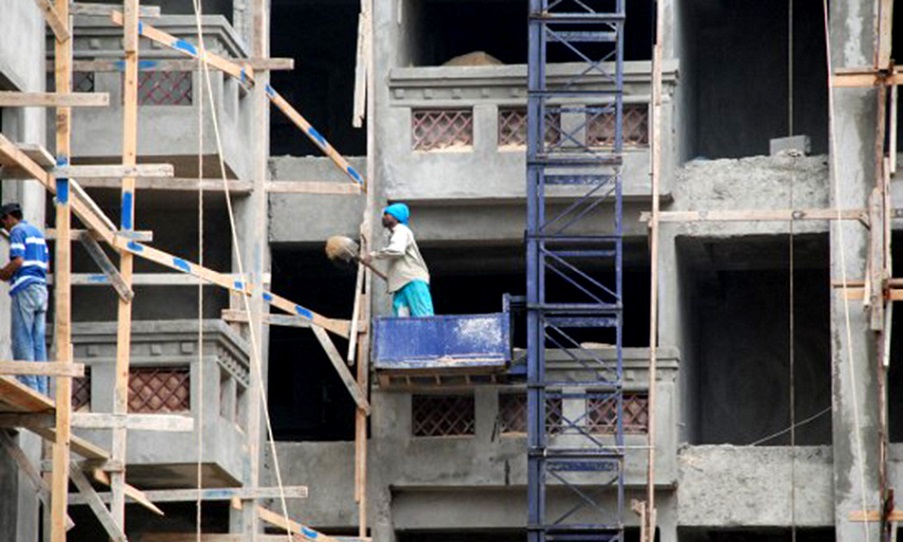 Trabajadores durante construcción apartamentos.