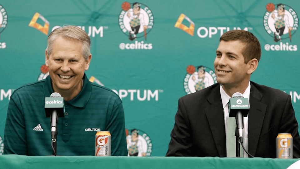 Brad Stevens pasa a la oficina principal de Boston Celtics.