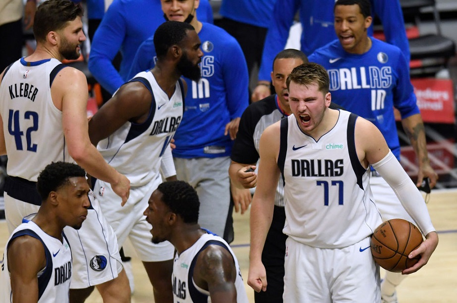 Dallas derrota a Clippers y se coloca a un triunfo de segunda ronda playoff.