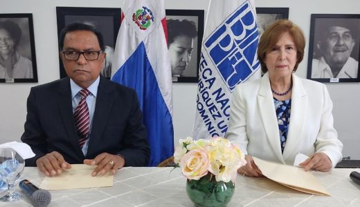 La ministra de Cultura Carmen Heredia y el director de la Biblioteca Rafael Peralta Romero.
