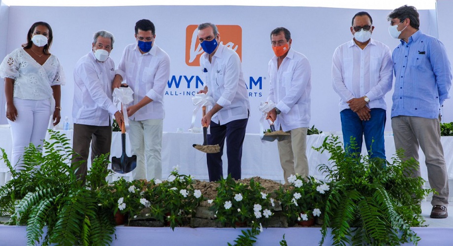 Luis Abinader inicia trabajos construcción Viva Wyndham Resorts.