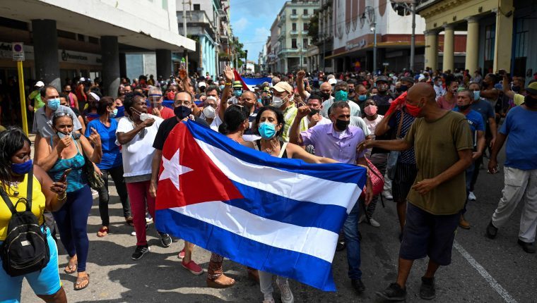 Pueblo cubano protesta contra gobierno.