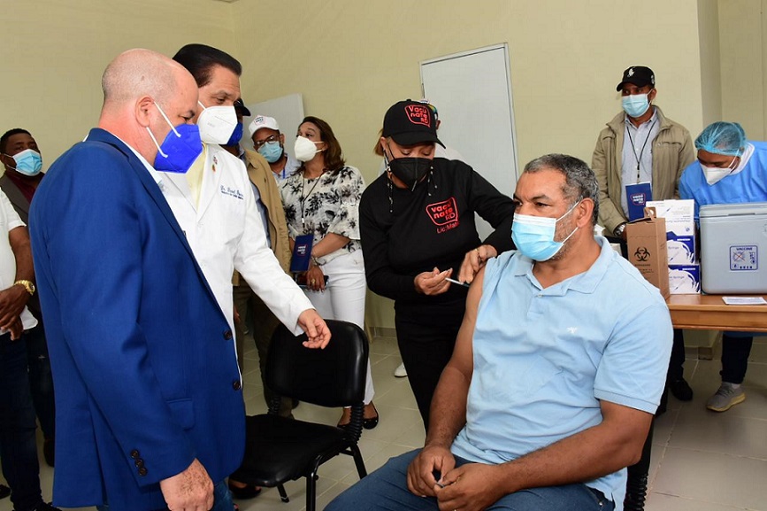 Ministro Salud y presidente de la República supervisan vacunación en Constanza.
