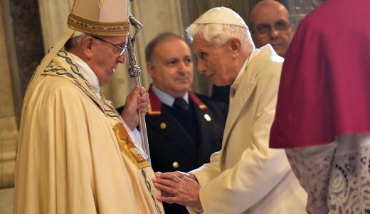 Francisco y Benedicto XVI se saludan en 2015. (ALBERTO PIZZOLI/AFP via Getty Images)
