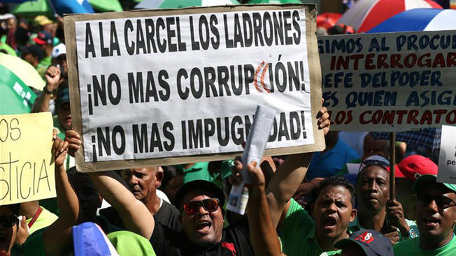 Dominicanos protestan contra la corrupción.