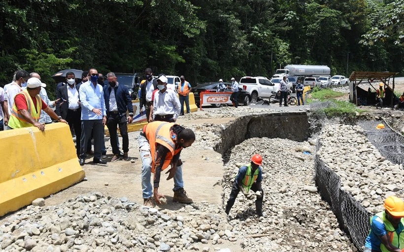Ministro Obras Públicas supervisa daños ocasionados por tormenta Grace en región Sur.