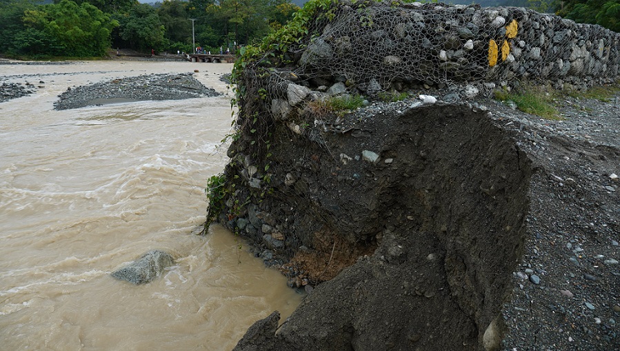 Lluvias tormenta Grace ocasionan daños a muros de gavión en río Nizao.