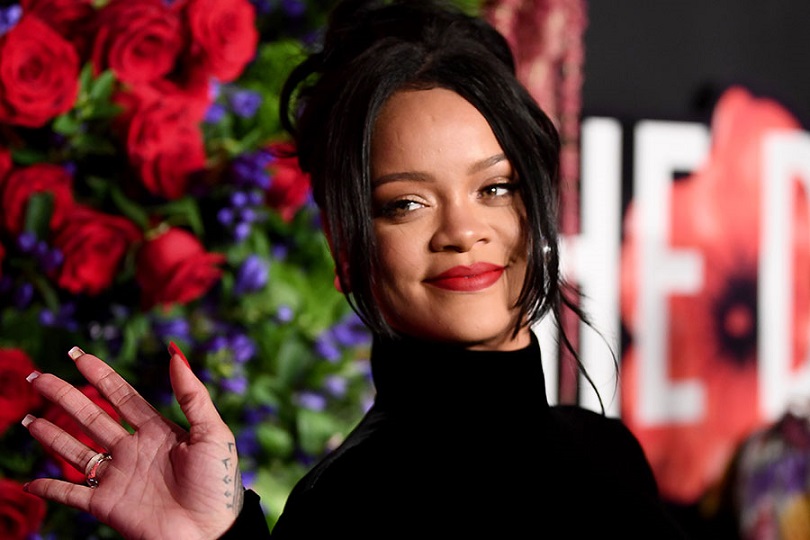 Rihanna es declarada multimillonaria.