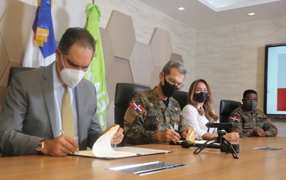 Ministro de Defensa suscribe acuerdo con SeNaSa para beneficiar militares.
