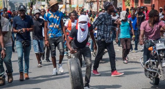 Haitianos salen a las calles a protestar.