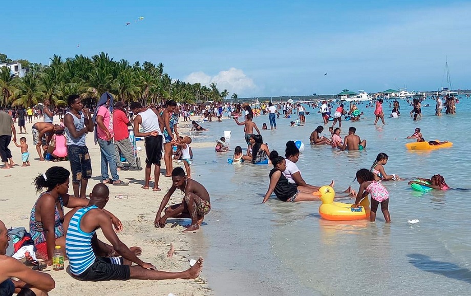 Solicitarán tarjeta de vacunación a bañistas visiten playa de Boca Chica.
