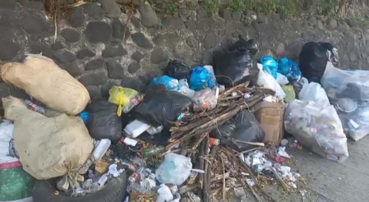 Lanzan desechos sólidos en calles del municipio Los Alcarrizos.