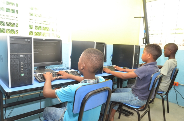 Niños utilizan servicio de internet en centro.