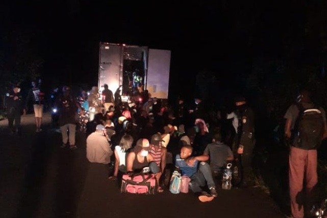 Rescatan haitianos encerrados en un contenedor en Guatemala.
