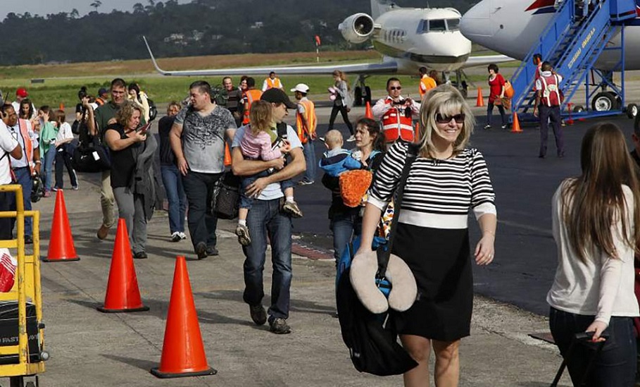 Turistas llegan a la República Dominicana vía aeropuerto.