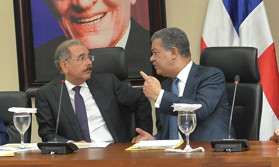 Danilo y Leonel hablan durante reunión Comité Político PLD.