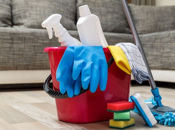 Equipo para realizar trabajo de limpieza doméstica.