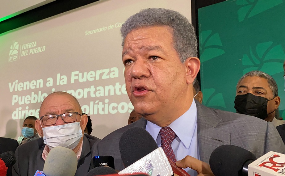 Leonel Fernández juramenta nuevos miembros en Fuerza del Pueblo.