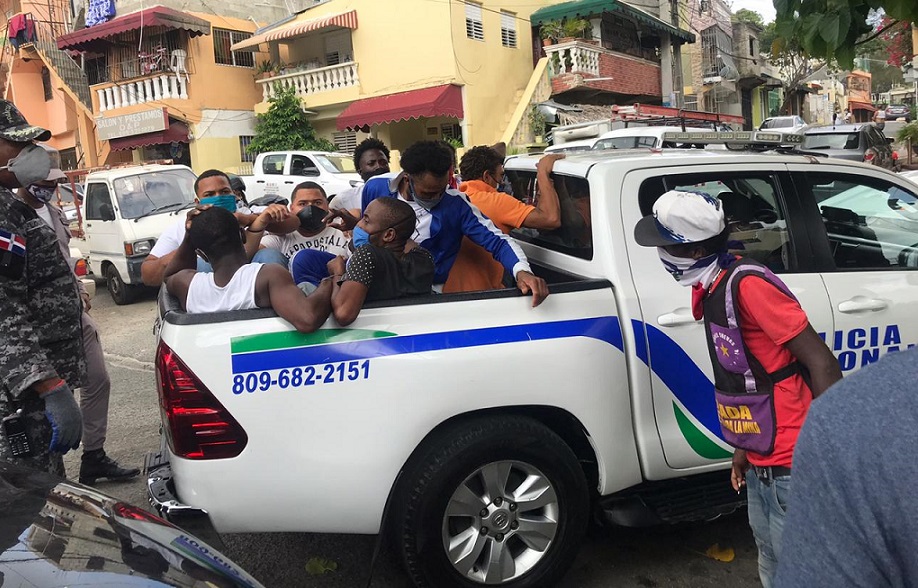 Policía apresa personas durante operativo en las calles.