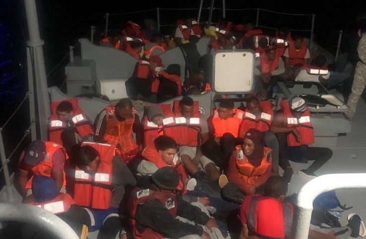 Armada rescata 47 personas quedaron a la deriva en una yola.