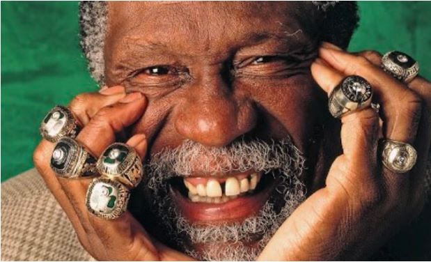 Bill Russell muestra anillos de campeonatos con Celtics.