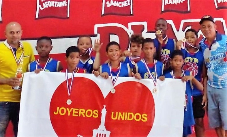 Club Yolo Pérez gana torneo de baloncesto infantil.
