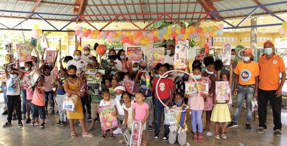 Fundación Ofrenda de Amor dona juguetes a niños de Cancino Adentro.