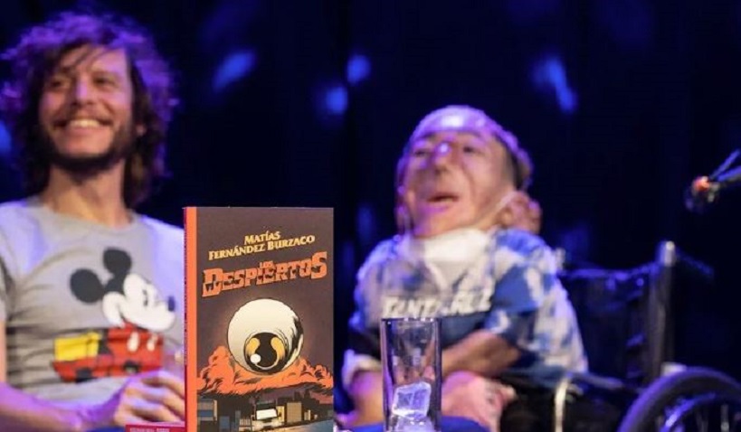 Matías con el director Luis Ortega en el lanzamiento de "Los despiertos", uno de los dos libros que publicó este año.