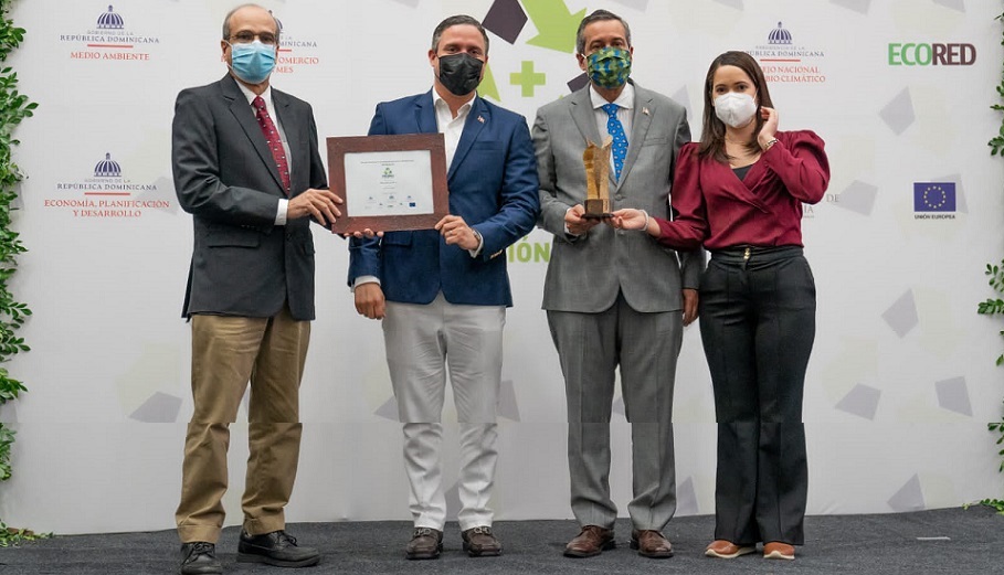 Medio Ambiente premia a la Autoridad Portuaria Dominicana.