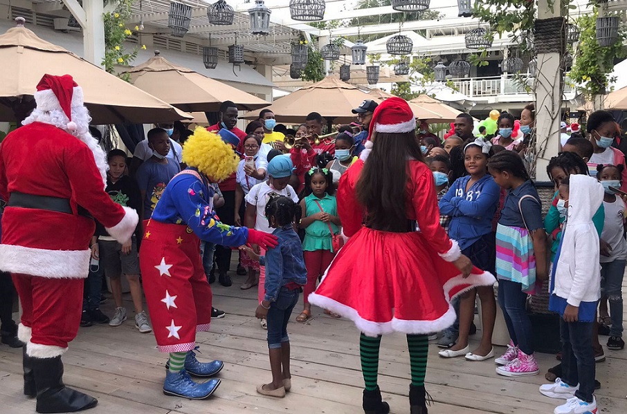 Fundación Neptunos realiza fiesta navideña para niños.