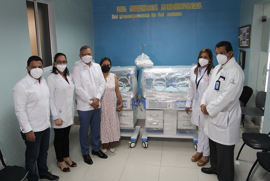 Refidomsa dona incubadoras a hospital de Santiago.
