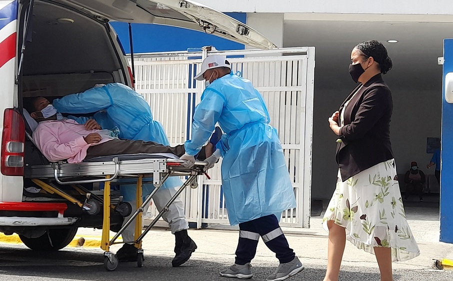 Paramédicos transportan persona infectada de covid.